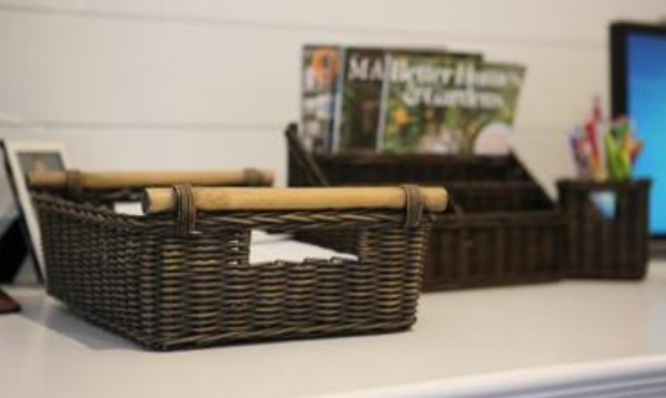 Tempat penyimpanan terbuka dengan keranjang anyaman